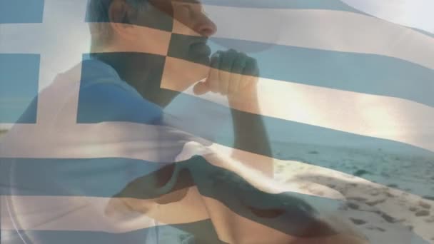 Animatie Van Vlag Van Griekenland Senior Kaukasische Man Het Strand — Stockvideo