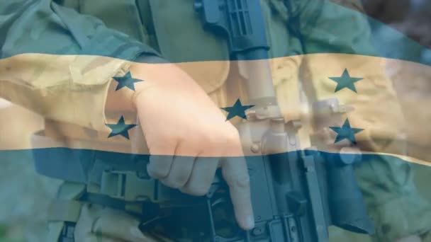 Animação Bandeira Honduras Sobre Soldado Masculino Biracial Com Arma Exército — Vídeo de Stock