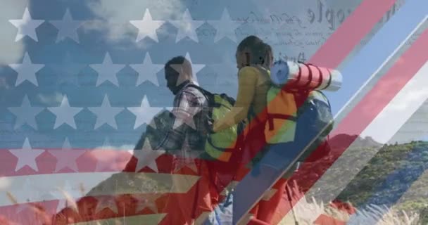 Animation Amerikansk Flagga Över Leende Olika Par Vandring Bergen Patriotism — Stockvideo