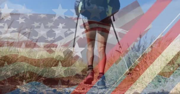 Animação Bandeira Americana Sobre Sorrir Diversas Caminhadas Casal Nas Montanhas — Vídeo de Stock