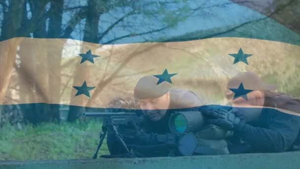 在持有武器的不同男性士兵身上升起荣誉旗 英格兰国旗在手持武器的高加索男性士兵上空的动画 — 图库视频影像