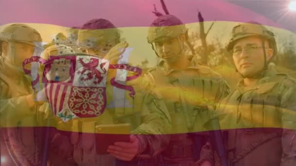 Анимация Флага Испании Над Разнообразными Солдатами Мужского Пола Планшетом Армия — стоковое видео