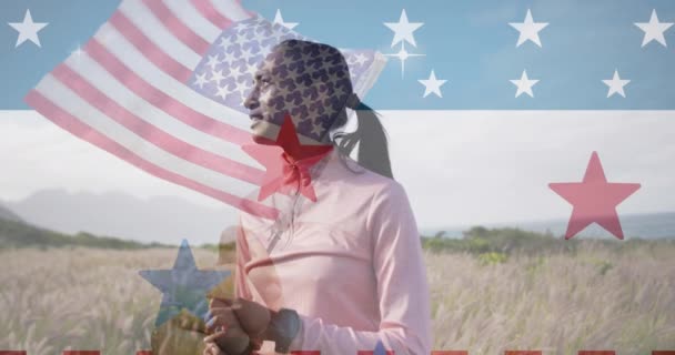 Animace Americké Vlajky Nad Biracial Ženy Pitné Vody Horách Patriotismus — Stock video