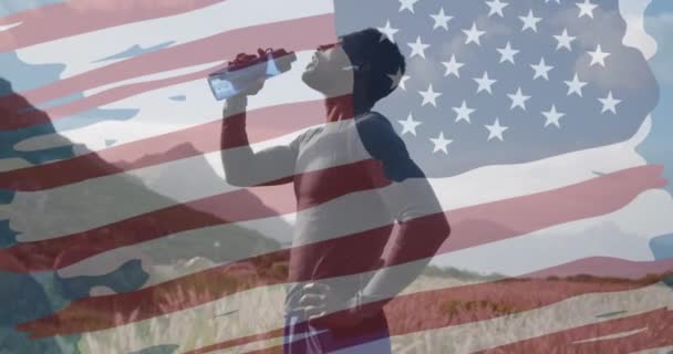 Amerikan Bayrağının Dağlarda Içen Afro Amerikan Bir Adam Üzerinde Canlandırılması — Stok video