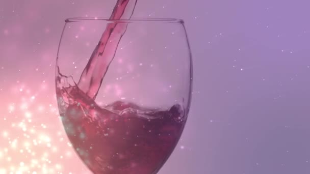 Animación Luces Sobre Vino Rosa Vertiendo Vidrio Sobre Fondo Violeta — Vídeos de Stock