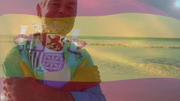 Animacja Flagi Hiszpańskiej Nad Szczęśliwym Starszym Mężczyzną Rasy Kaukaskiej Plaży — Wideo stockowe