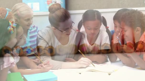 对快乐多样的女教师和女学生的蜡笔画动画 小学教育和学习概念数码录像 — 图库视频影像