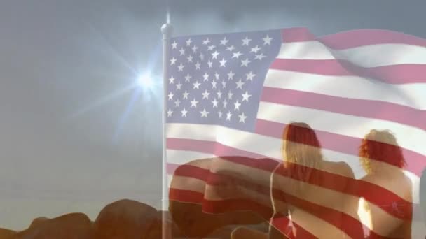 Animace Vlajky Usa Nad Rozmanitou Skupinou Přátel Pláži Patriotismus Koncepce — Stock video