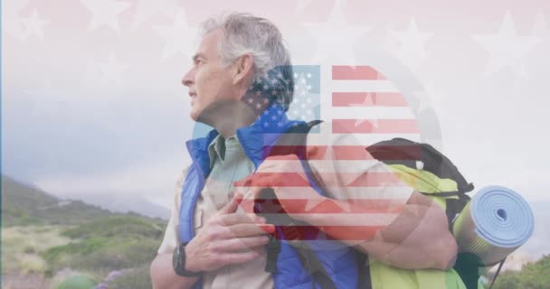 Animación Bandera Americana Sobre Hombre Caucásico Senderismo Las Montañas Patriotismo — Vídeo de stock