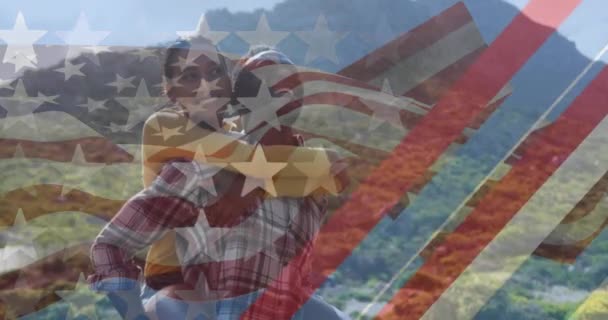 Animace Americké Vlajky Nad Usmívajícím Pestrým Párem Objímajícím Horách Patriotismus — Stock video