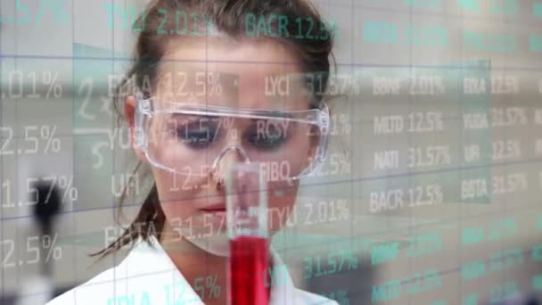 用试剂对拿着玻璃的高加索女性实验室工作人员的财务数据进行动画化处理 经济和技术概念数码视频 — 图库视频影像