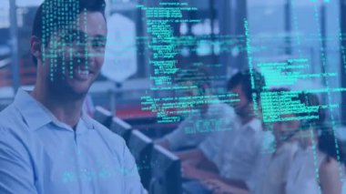 Telefon kulaklığı kullanan çeşitli iş adamlarının veri işleme animasyonları. küresel iş, veri işleme ve dijital arayüz kavramı dijital olarak oluşturulmuş video.