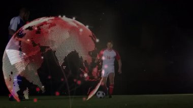 Çeşitli erkek futbol oyuncuları üzerinde dönen dünyanın animasyonu. global spor, bağlantılar ve teknoloji konsepti dijital olarak oluşturulmuş video.