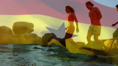 Kumsaldaki çeşitli arkadaş grupları üzerine Gana bayrağının animasyonu. Vatanseverlik ve kutlama konsepti dijital olarak oluşturulmuş video.