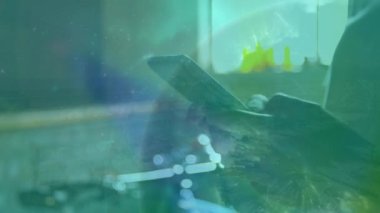 Kafkas iş kadınının akıllı telefon kullanarak dünyanın animasyonunu yapması. küresel iş, finans, bağlantılar ve dijital arayüz konsepti dijital olarak oluşturulmuş video.