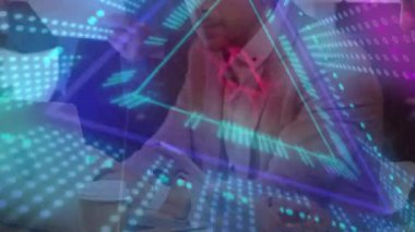 Ofisteki bilgisayarları kullanarak çeşitli iş adamlarının dijital tünelinin animasyonu. küresel iş, finans, bağlantılar ve dijital arayüz konsepti dijital olarak oluşturulmuş video.