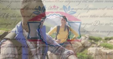 Gülümseyen çift yürüyüşü üzerine Bağımsızlık Günü metni. Vatanseverlik ve kutlama konsepti dijital olarak oluşturulmuş video.