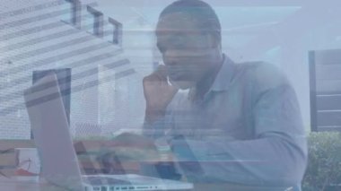 Akıllı telefon ve evli dizüstü bilgisayar kullanarak iş adamının istatistiklerinin incelenmesi. küresel iş ve veri işleme kavramı dijital olarak oluşturulmuş video.