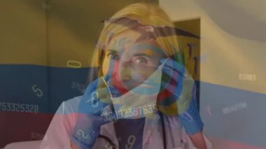 Yüz maskesi takmış beyaz kadın doktor üzerinde rakamların ve ekvador bayrağının canlandırılması. Coronavirus covid 19 salgını sırasında ilaç, sağlık ve vatanseverlik.