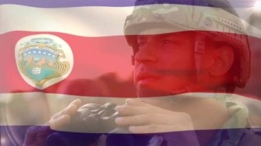 Kosta Rika bayrağının beyaz erkek asker üzerinde dürbünle canlandırılması. İngiliz bayrağının Kafkasyalı silahlı erkek asker üzerinde canlandırılması.