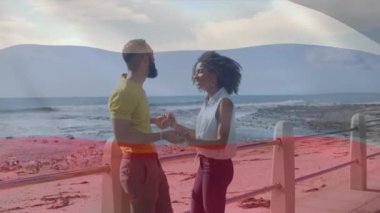 Sahildeki Afro-Amerikan çift üzerinde Rus bayrağının animasyonu. Vatanseverlik ve kutlama konsepti dijital olarak oluşturulmuş video.