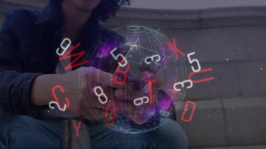 Akıllı telefon kullanan iki ırklı iş adamından gelen mektupların ve dünyanın animasyonu. küresel iş, finans, bağlantılar ve dijital arayüz konsepti dijital olarak oluşturulmuş video.