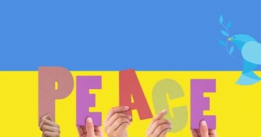 Barış içinde el ele tutuşup Ukrayna bayrağının üzerine güvercin koymanın animasyonu. Ukrayna krizi, destek ve uluslararası politika konsepti dijital olarak oluşturuldu.