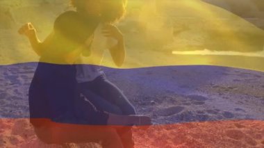 Sahildeki Afro-Amerikan çifti yerine Kolombiya bayrağının canlandırılması. Vatanseverlik ve kutlama konsepti dijital olarak oluşturulmuş video.