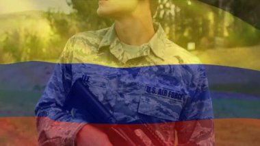 Kolumbiya bayrağının Kafkasyalı silahlı erkek asker üzerinde canlandırılması. Ordu, kamu savunması ve vatanseverlik kavramı dijital olarak oluşturulmuş video.