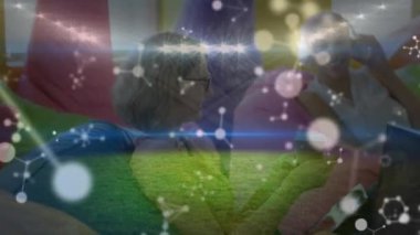 Yaratıcı ofiste konuşan farklı iş adamlarının üzerinde hareket eden şekillerin animasyonu. küresel iş, finans, bağlantılar ve dijital arayüz konsepti dijital olarak oluşturulmuş video.