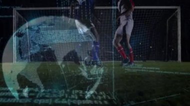 Çeşitli erkek futbol oyuncuları üzerinde dönen ve veri işleme animasyonları. global spor, bağlantılar ve teknoloji konsepti dijital olarak oluşturulmuş video.