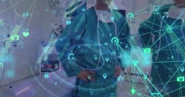 Gülümseyen çeşitli erkek cerrahların üzerindeki ikonlarla olan bağlantıların animasyonu. tıp, sağlık, teknoloji ve bağlantılar dijital olarak üretilen video konsepti.