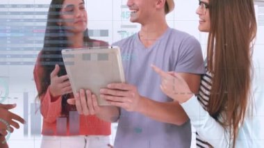 Tablet kullanan kadın ve erkek işçilerin çeşitli veri ve grafiklerinin animasyonu. iş, ofiste çalışmak ve dijital olarak üretilen video konsepti.