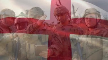 Çeşitli silahlı erkek askerler üzerinde İngiliz bayrağının canlandırılması. İngiliz bayrağının Kafkasyalı silahlı erkek asker üzerinde canlandırılması.