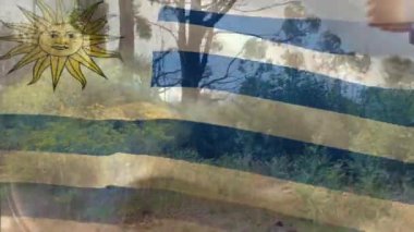 Uruguay bayrağının Kafkasyalı silahlı erkek asker üzerinde canlandırılması. Ordu, kamu savunması ve vatanseverlik kavramı dijital olarak oluşturulmuş video.