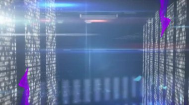 Mavi arkaplandaki veri işleme ve şekillerin canlandırılması. küresel teknoloji ve dijital arayüz kavramı dijital olarak oluşturulmuş video.