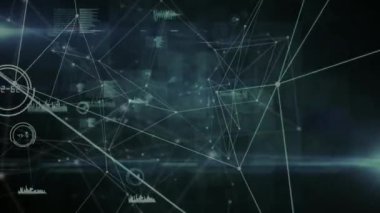 Siyah arkaplanda simgeler ve veri işleme ile bağlantı ağının animasyonu. Sosyal medya ve iletişim arayüzü kavramı dijital olarak oluşturulmuş video.