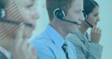 Telefon kulaklığı kullanan çeşitli iş adamlarıyla ilgili istatistik ve veri işleme animasyonları. küresel iş, bağlantılar ve veri işleme kavramı dijital olarak oluşturulmuş video.