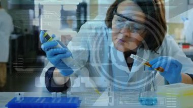 Laboratuvarda çalışan beyaz kadın bilim adamı üzerinde yapılan tarama ve veri işleme animasyonları. küresel bilim ve dijital arayüz kavramı dijital olarak oluşturulmuş video.