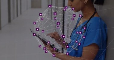 Gülümseyen melez kadın doktor üzerindeki ikonlarla olan bağlantıların animasyonu. tıp, sağlık, teknoloji ve bağlantılar dijital olarak üretilen video konsepti.