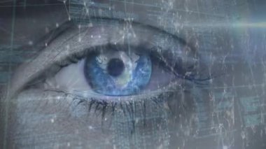 Mavi göz üzerinde veri işleme ve ikili kodlama animasyonu. çevrimiçi kimlik, hesaplama, veri işleme ve dijital arayüz kavramı dijital olarak oluşturulmuş video.
