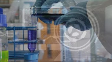 Laboratuvarda çalışan bilim adamının orta bölümündeki tarama ve veri işleme çalışmalarının animasyonu. küresel bilim ve dijital arayüz kavramı dijital olarak oluşturulmuş video.