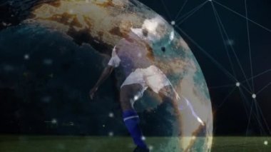 Dünyayı döndüren animasyon ve Afro-Amerikan erkek futbolcu üzerinde hareket eden sayılar. global spor, bağlantılar ve teknoloji konsepti dijital olarak oluşturulmuş video.