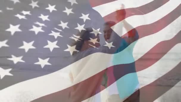 Анимация Флага Соединенных Штатов Америки Над Счастливой Старшей Кавказской Парой — стоковое видео