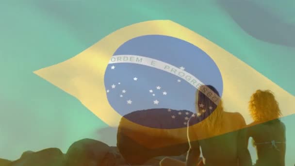 Animatie Van Vlag Van Brazilië Diverse Groep Vrienden Het Strand — Stockvideo