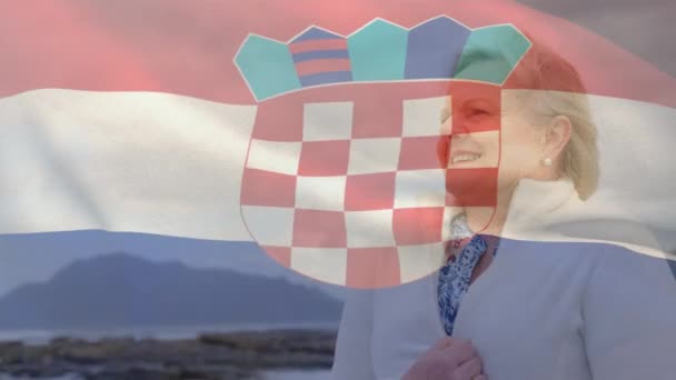 Animacja Chorwackiej Flagi Nad Szczęśliwą Starszą Białą Kobietą Plaży Starszy — Wideo stockowe