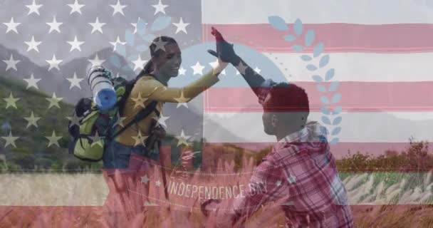 Animacja Tekstu Dnia Niepodległości Nad Uśmiechniętą Parą Przybijających Piątkę Spacerujących — Wideo stockowe
