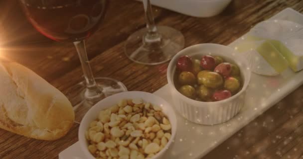 木製のテーブルの上にワインや軽食の配置上のライトのアニメーション ワインビジネス試飲とお祝いのコンセプトデジタル生成ビデオ — ストック動画