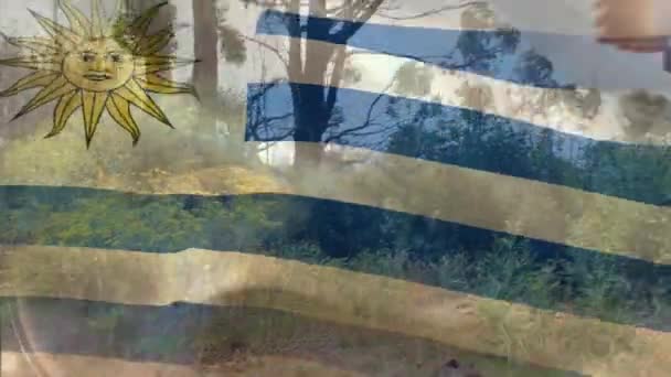 Κινούμενη Σημαία Του Ουρουγκούι Πάνω Από Καυκάσιος Στρατιώτης Όπλο Στρατός — Αρχείο Βίντεο