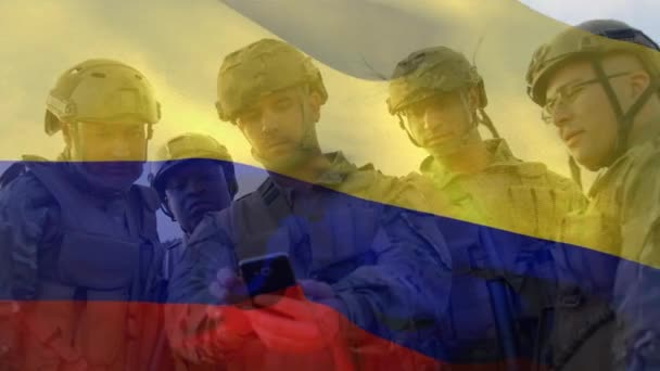 スマートフォンで多様な男性兵士の上にコロンビアの旗のアニメーション 愛国心の概念をデジタルで生成したビデオ — ストック動画